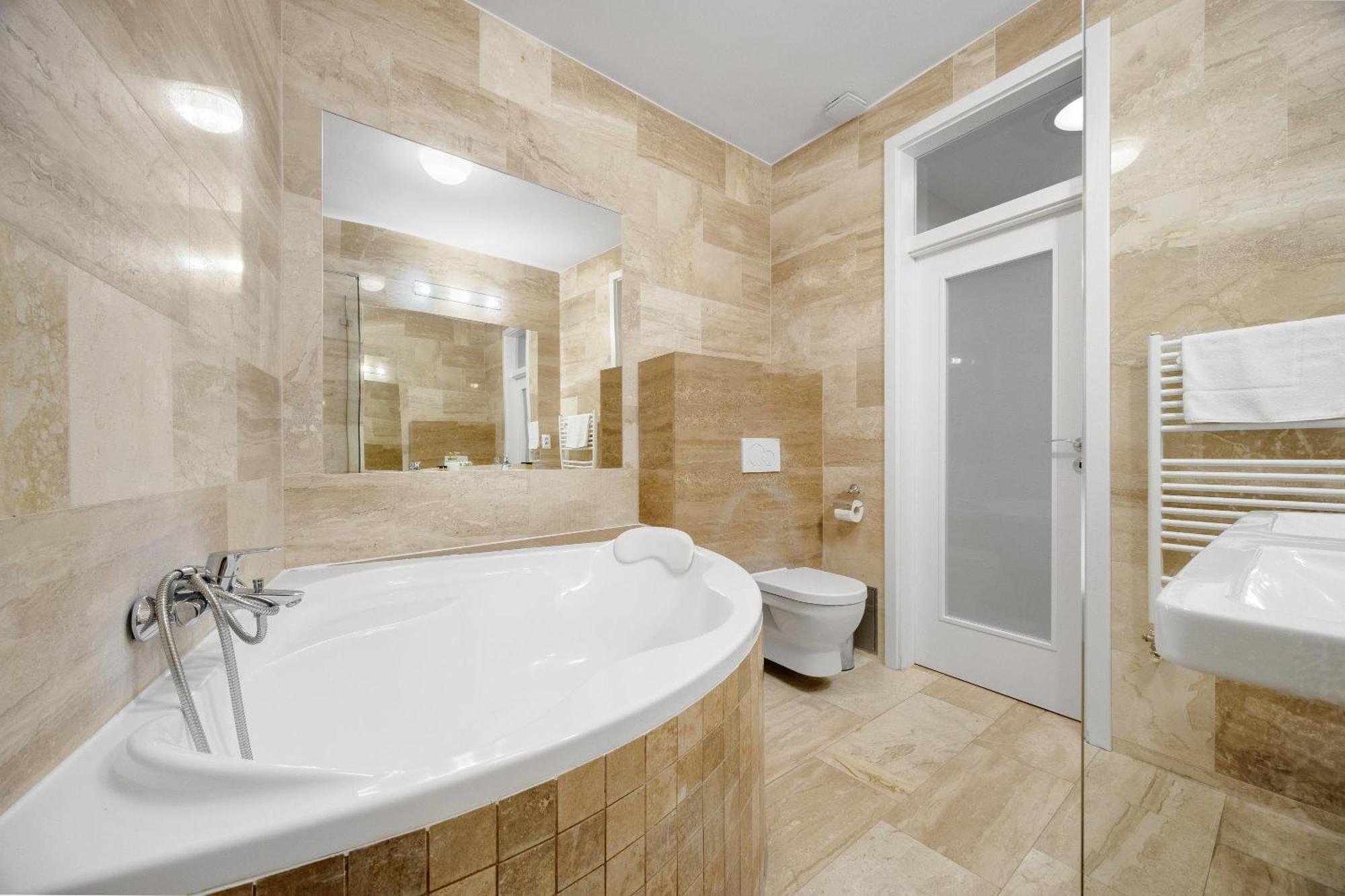 Hotel Reverie - Dependance, Check-In At Metropolitan Star Bratislava Eksteriør bilde
