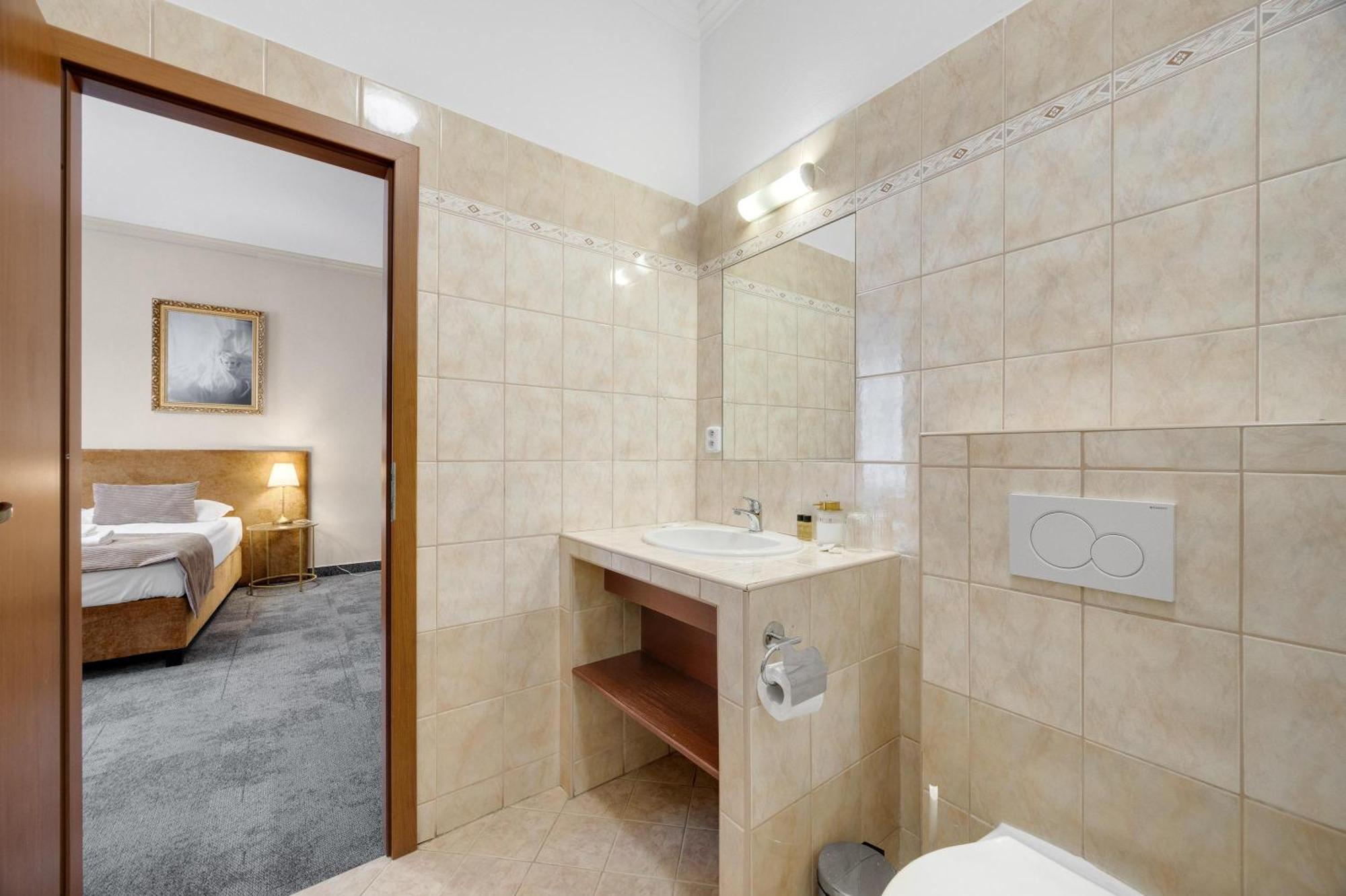 Hotel Reverie - Dependance, Check-In At Metropolitan Star Bratislava Eksteriør bilde
