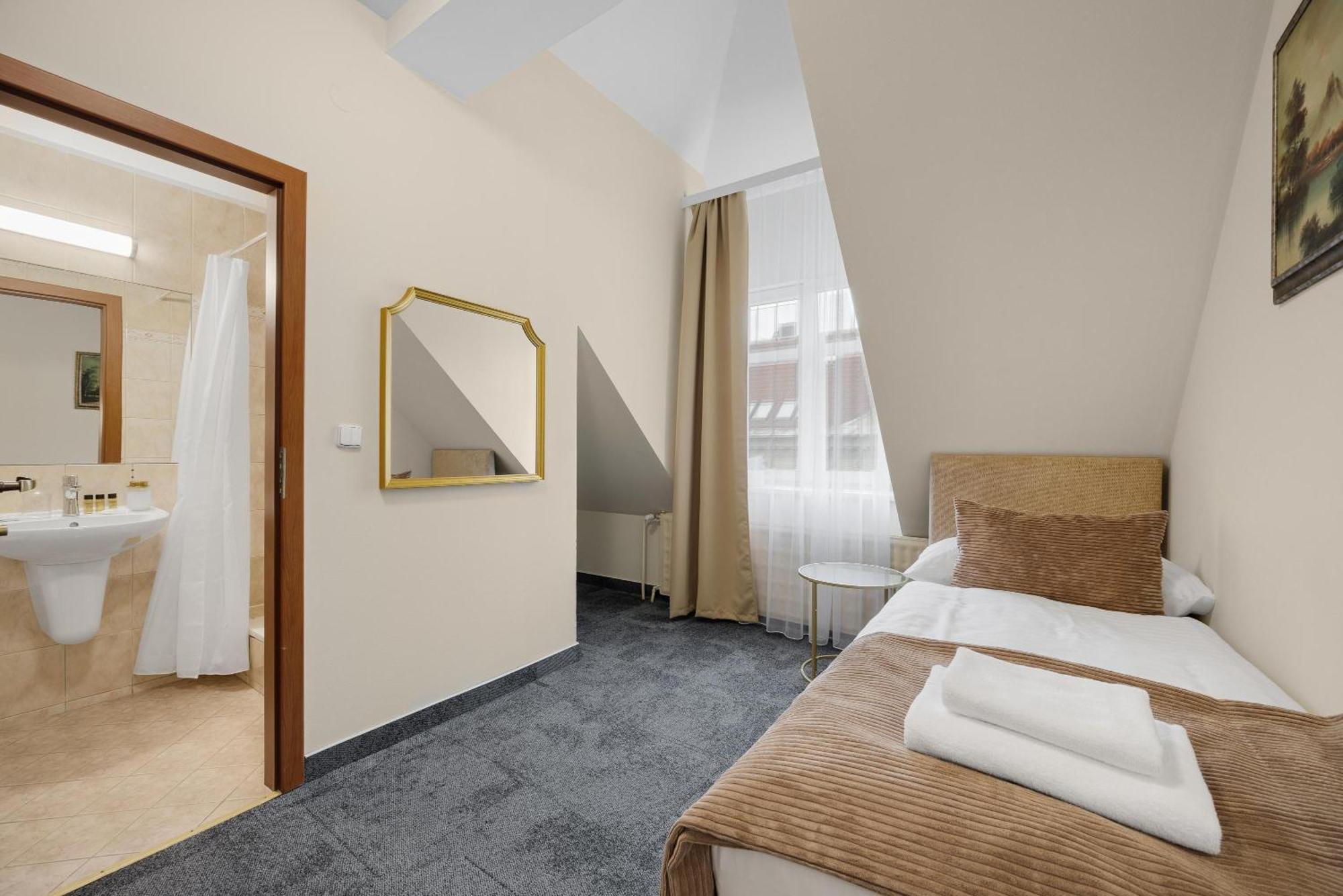 Hotel Reverie - Dependance, Check-In At Metropolitan Star Bratislava Eksteriør bilde