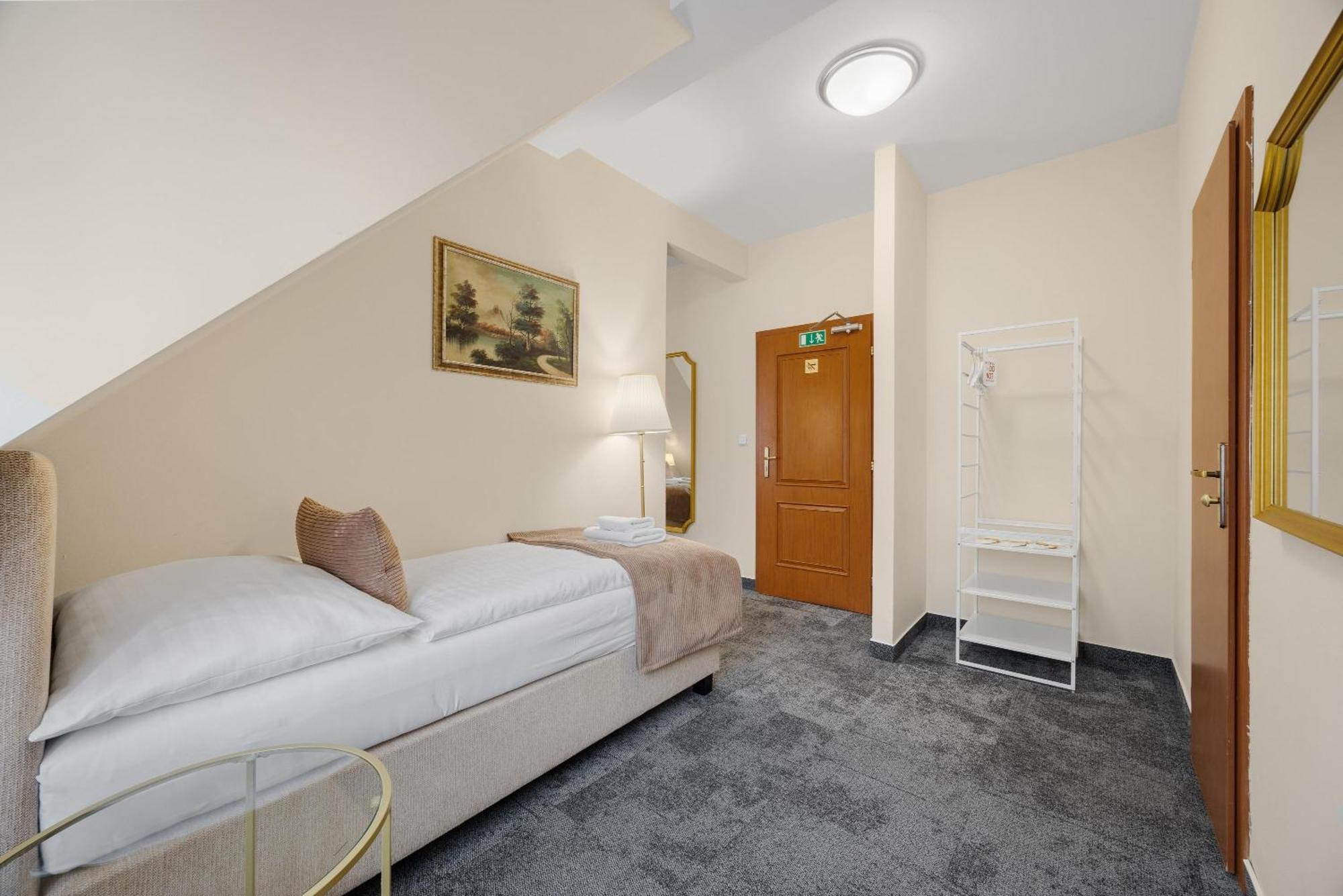 Hotel Reverie - Dependance, Check-In At Metropolitan Star Bratislava Eksteriør bilde